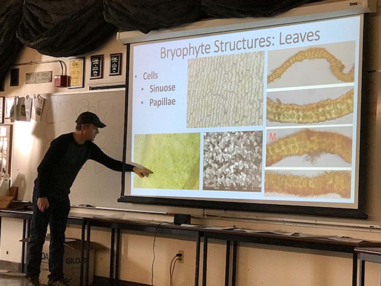 Instructor Scot Loring leading the bryophyte workshop on February 21, 2020. Photo by Linda Finkel.