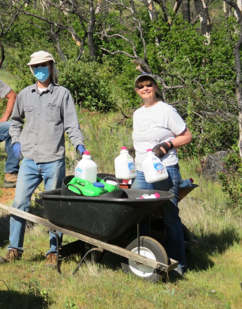 Doug Mandel & Lisa Ross haul water. D. Ledger.