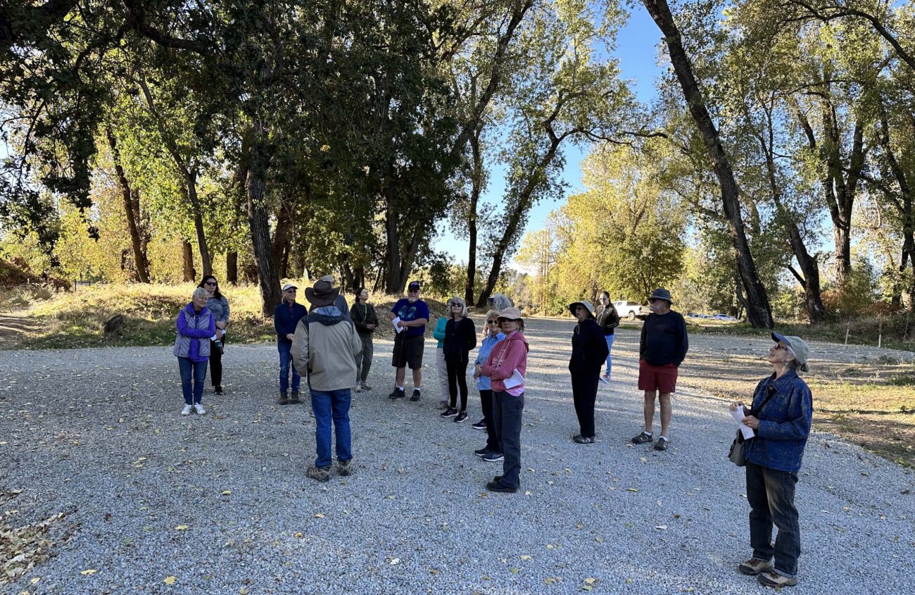 Field trip attendees at Nur Pon Open Space. J. Hernández.