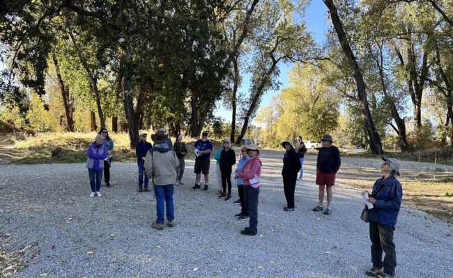 Field trip attendees at Nur Pon Open Space. J. Hernández.