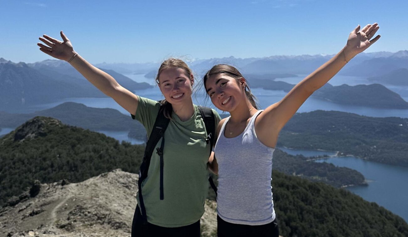 Sydney Cassity (left) and friend Matilda Godwin, from Australia, in Parque Nacional Nahuel Huapi. H. Magnus.