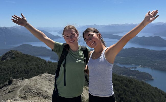 Sydney Cassity (left) and friend Matilda Godwin, from Australia, in Parque Nacional Nahuel Huapi. H. Magnus.