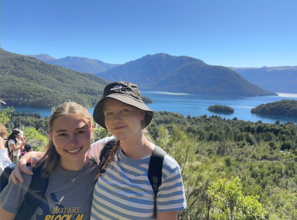 Sydney Cassity (left) and her friend Mirte Groot in Parque Nacional Nahuel Huapi. S. Depi.