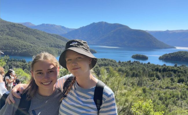 Sydney Cassity (left) and her friend Mirte Groot in Parque Nacional Nahuel Huapi. S. Depi.