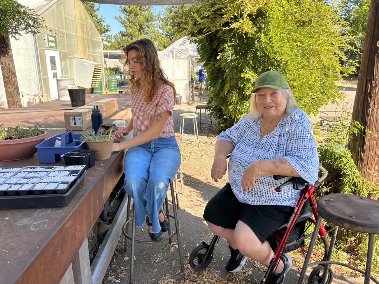 Nursery intern Azren Carter works with sedum for propagation, with new volunteer Stephanie Huges. Photo by M. McCrary. July 29, 2025.